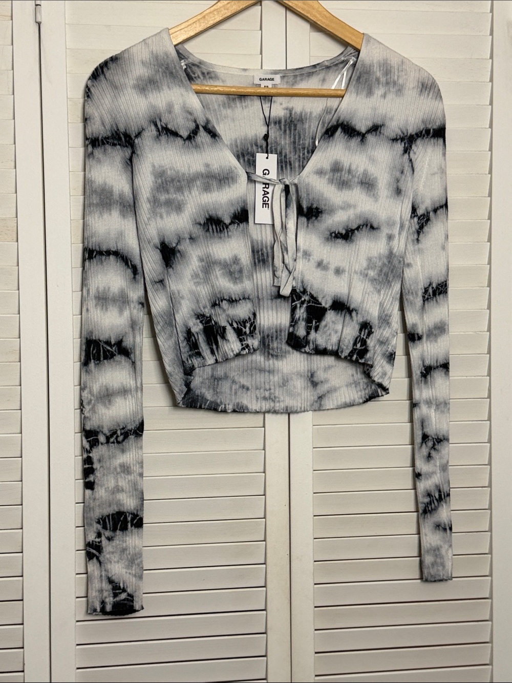 Garage Women's Black & White Tie-Dye Ribbed V-Neck Crop Top
